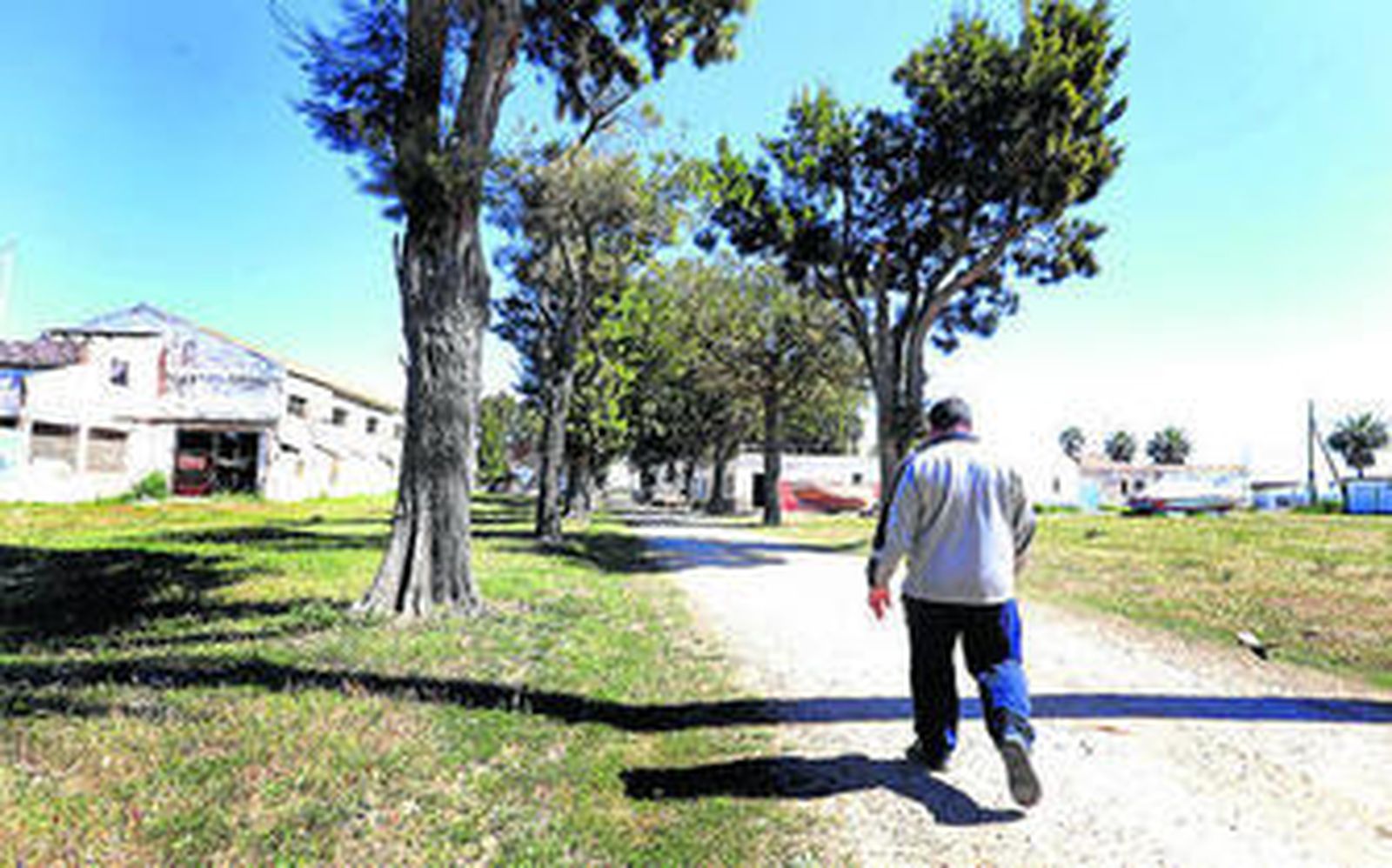 Vista de algunas de las edificaciones que quedan en pie en el poblado de Sancti Petri.