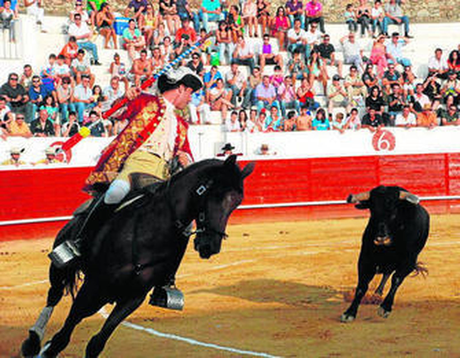 El rejoneador Antonio D'Almeida abrió plaza frente a un buen toro de Diego Garrido.