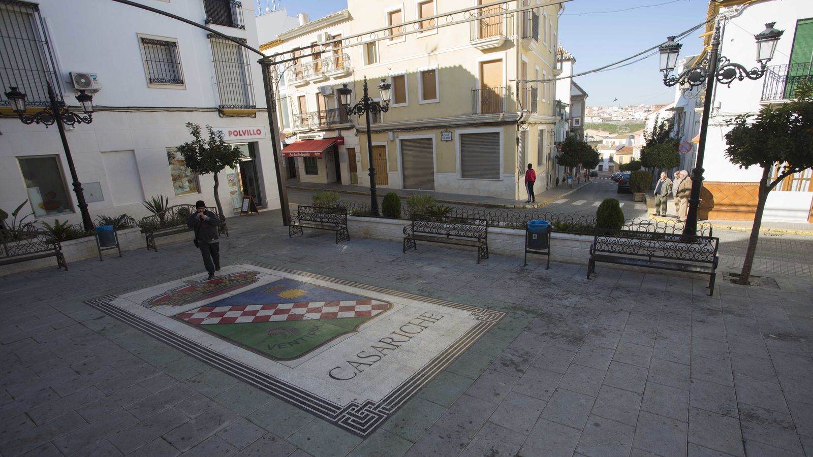 Mosaico con el escudo de Casariche, frente al Ayuntamiento.