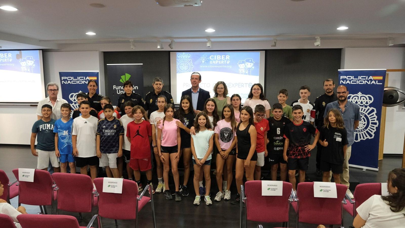 Orgullosos, los estudiantes recogen sus acreditaciones como ciberexpertos