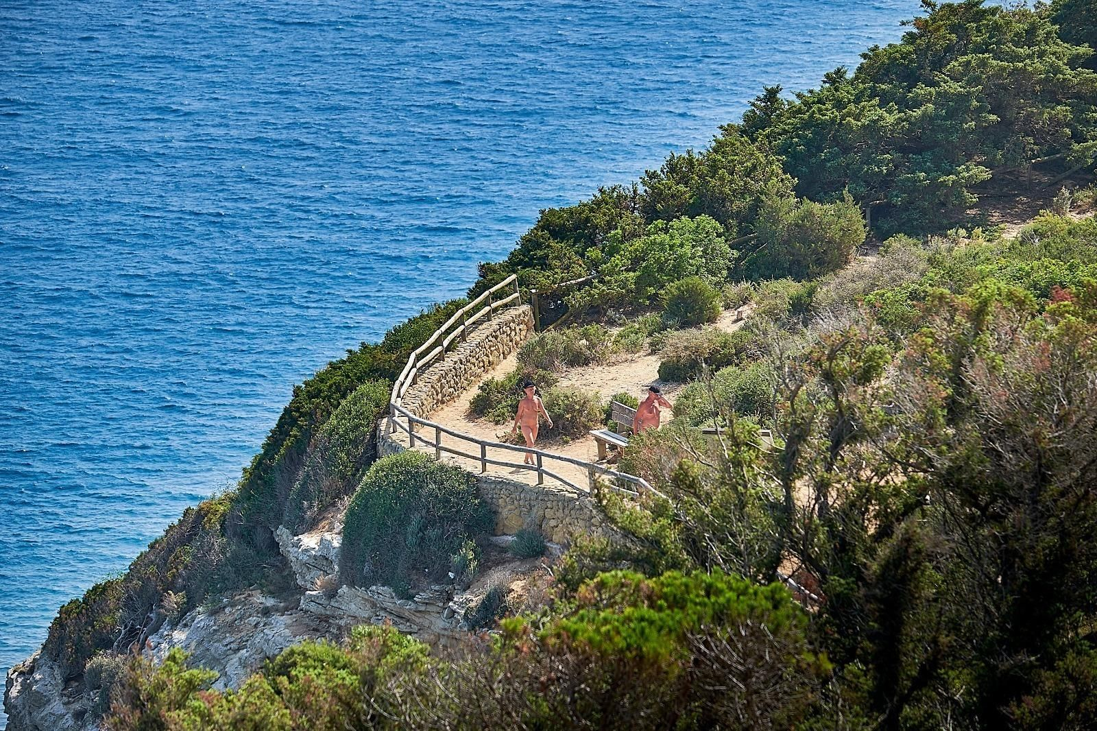 Nudistas realizando el sendero.