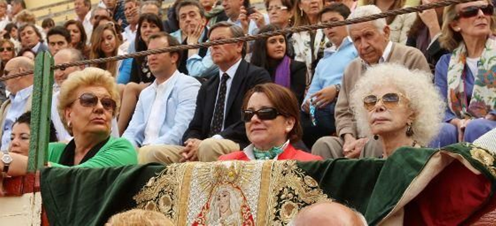 La Duquesa de Alba, partidaria de los Rivera Ordóñez, ocupó una barrera para no perderse la actuación de Francisco.

Foto: Juan Carlos Toro