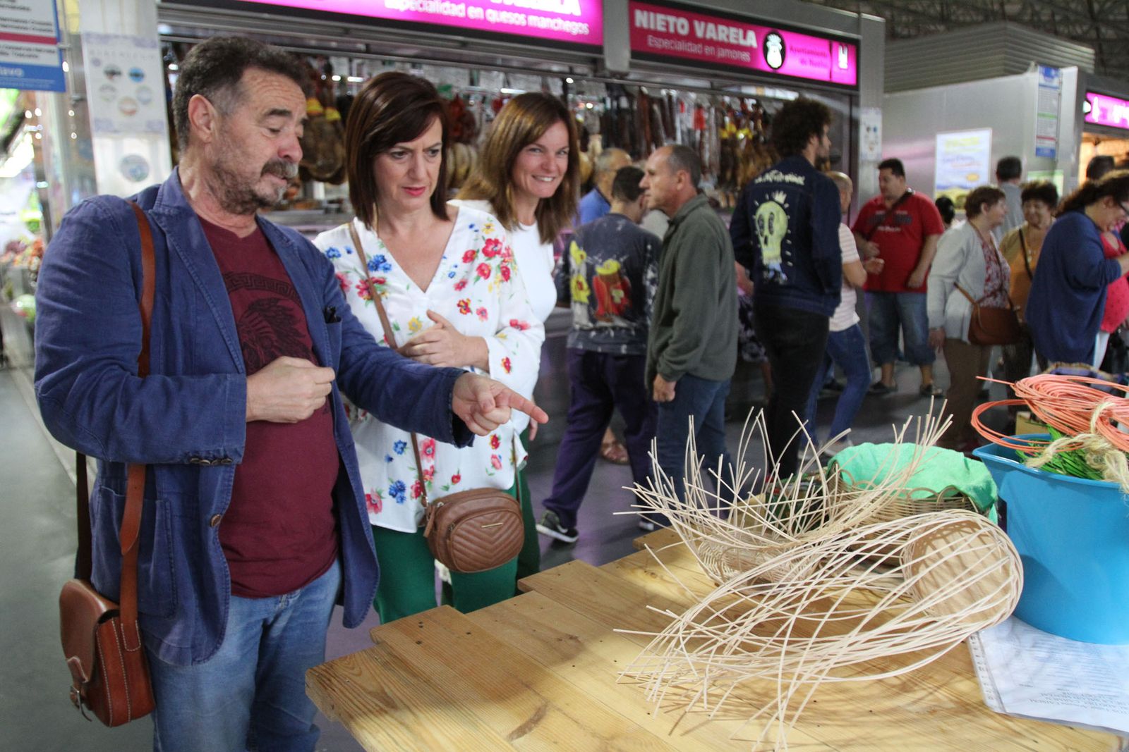 Taller de cestería situado en el Mercado del Carmen.