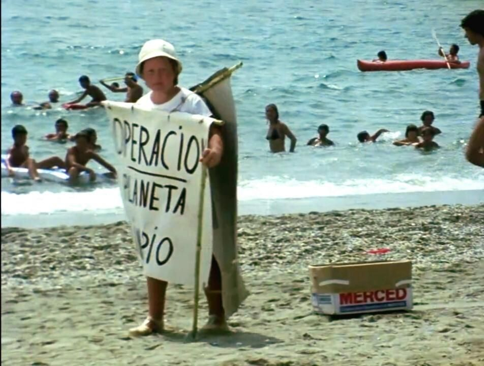 El Piraña con su recipiente con el que recogía los desperdicios de la playa de Nerja, una caja de leche Merced El Piraña con su recipiente con el que recogía los desperdicios de la playa de Nerja, una caja de leche Merced