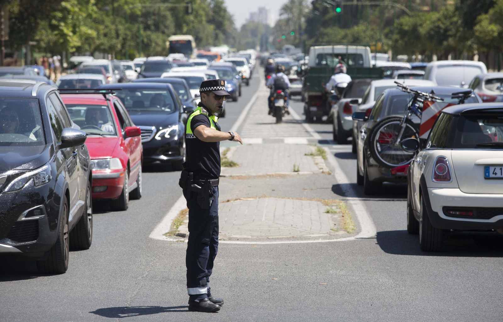 Atascos en Sevilla por el corte del Puente de las Delicias