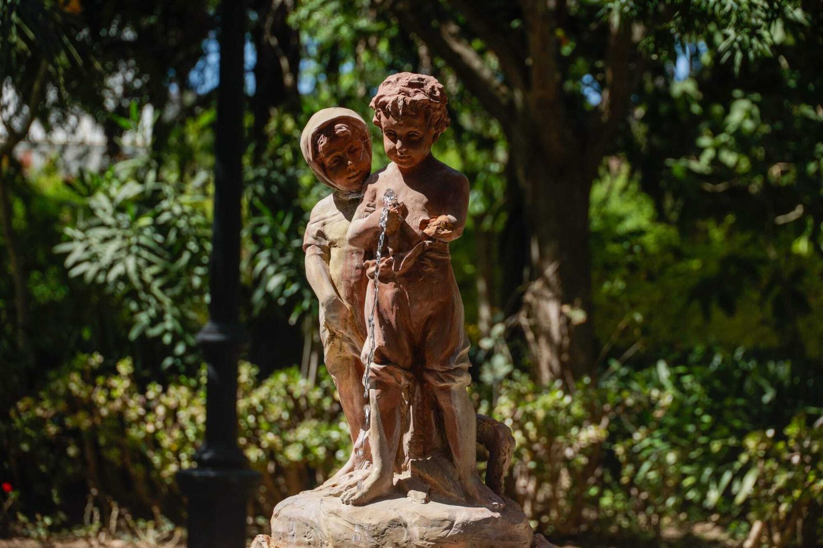 Las imágenes de los daños en la fuente de Los Niños del Paraguas