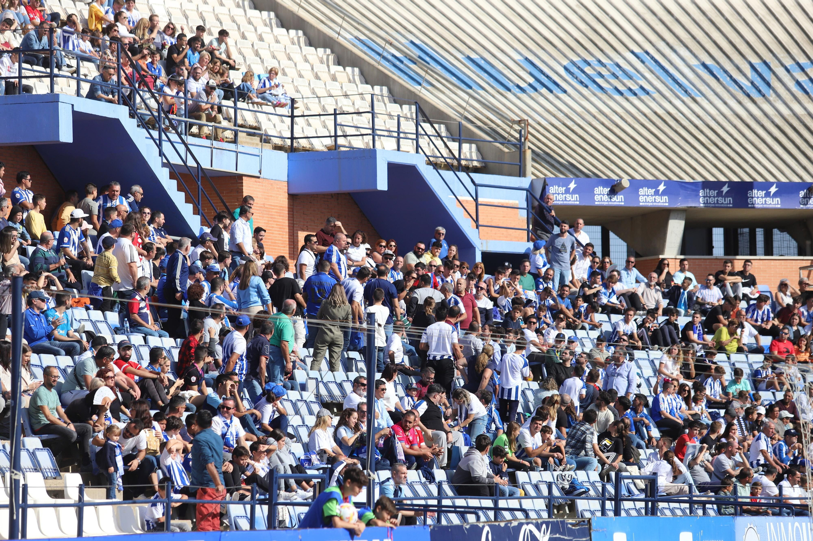 Imágenes del gran ambiente en el Nuevo Colombino para ver el  Recre-Burgos