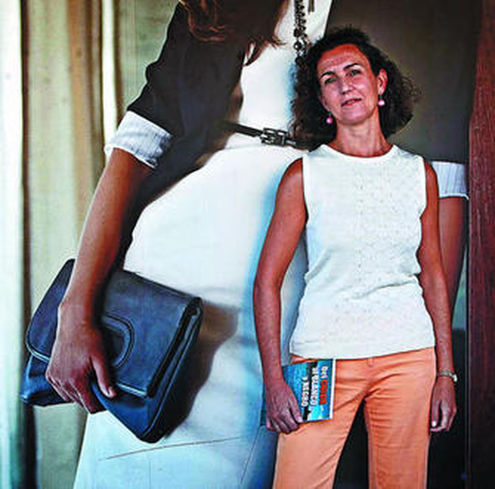 La gaditana Oliva Fernández posa con su libro.