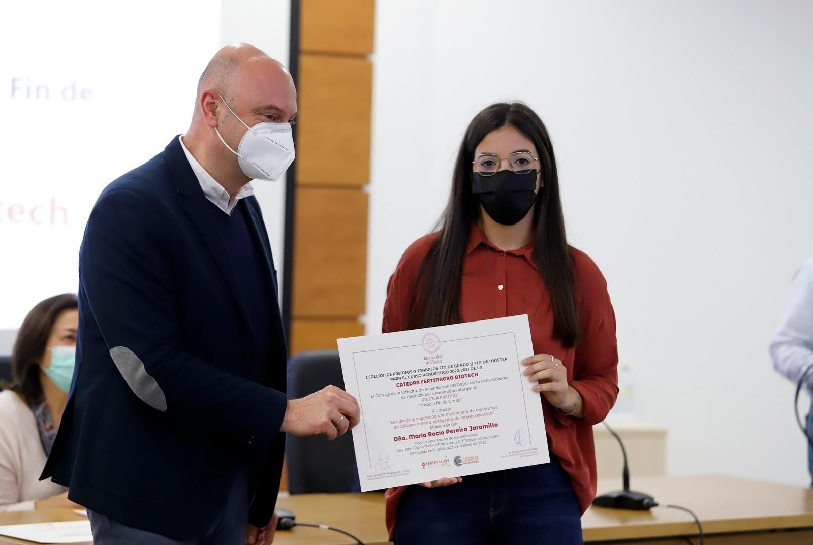 Una de las premiadas en los primeros galardones a los mejores TFG y TFM de la Cátedra Fertinagro-Biotech de la UHU.