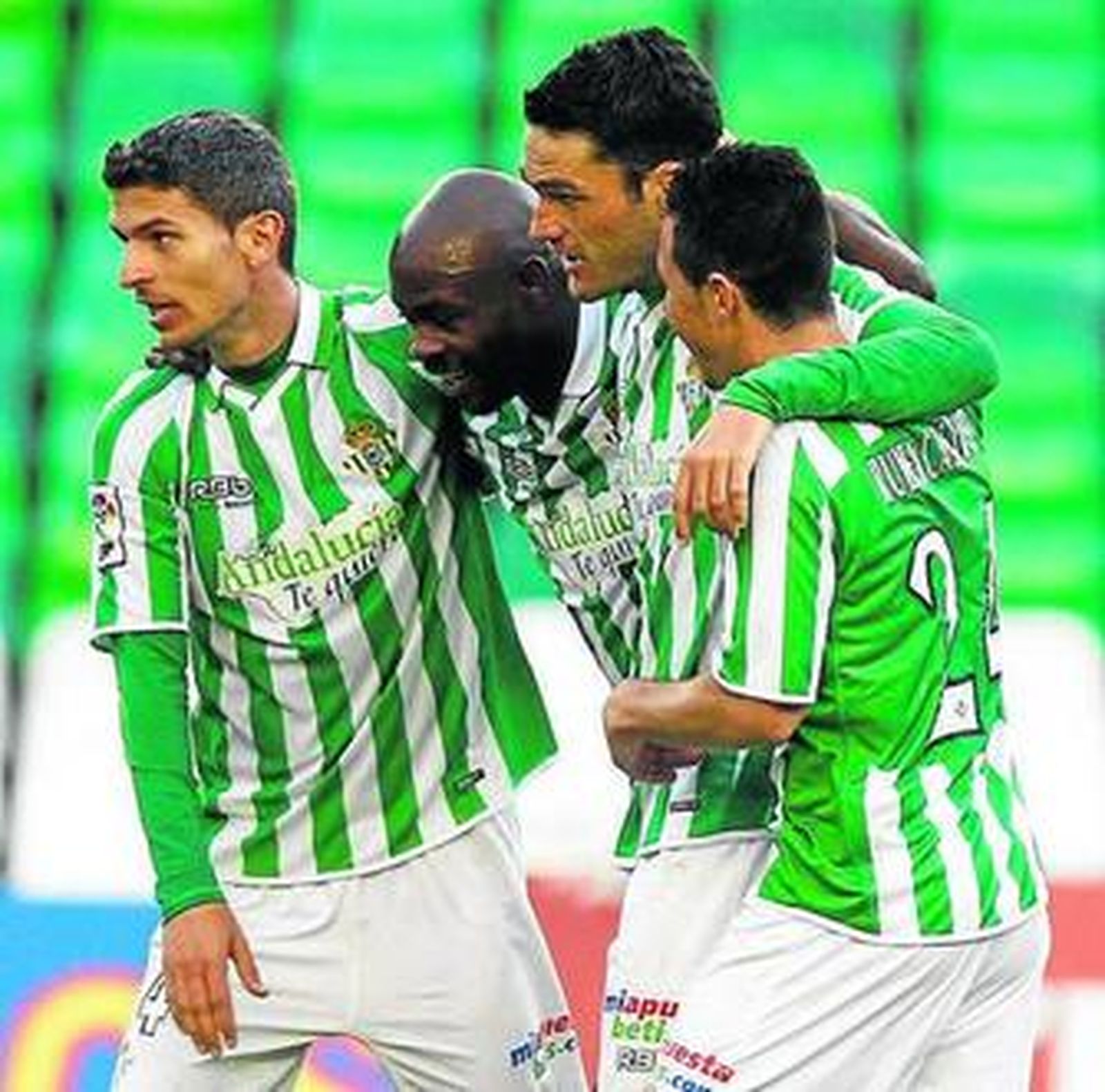 El almeriense Salva Sevilla, con Emaná, Jorge Molina y Rubén Castro.