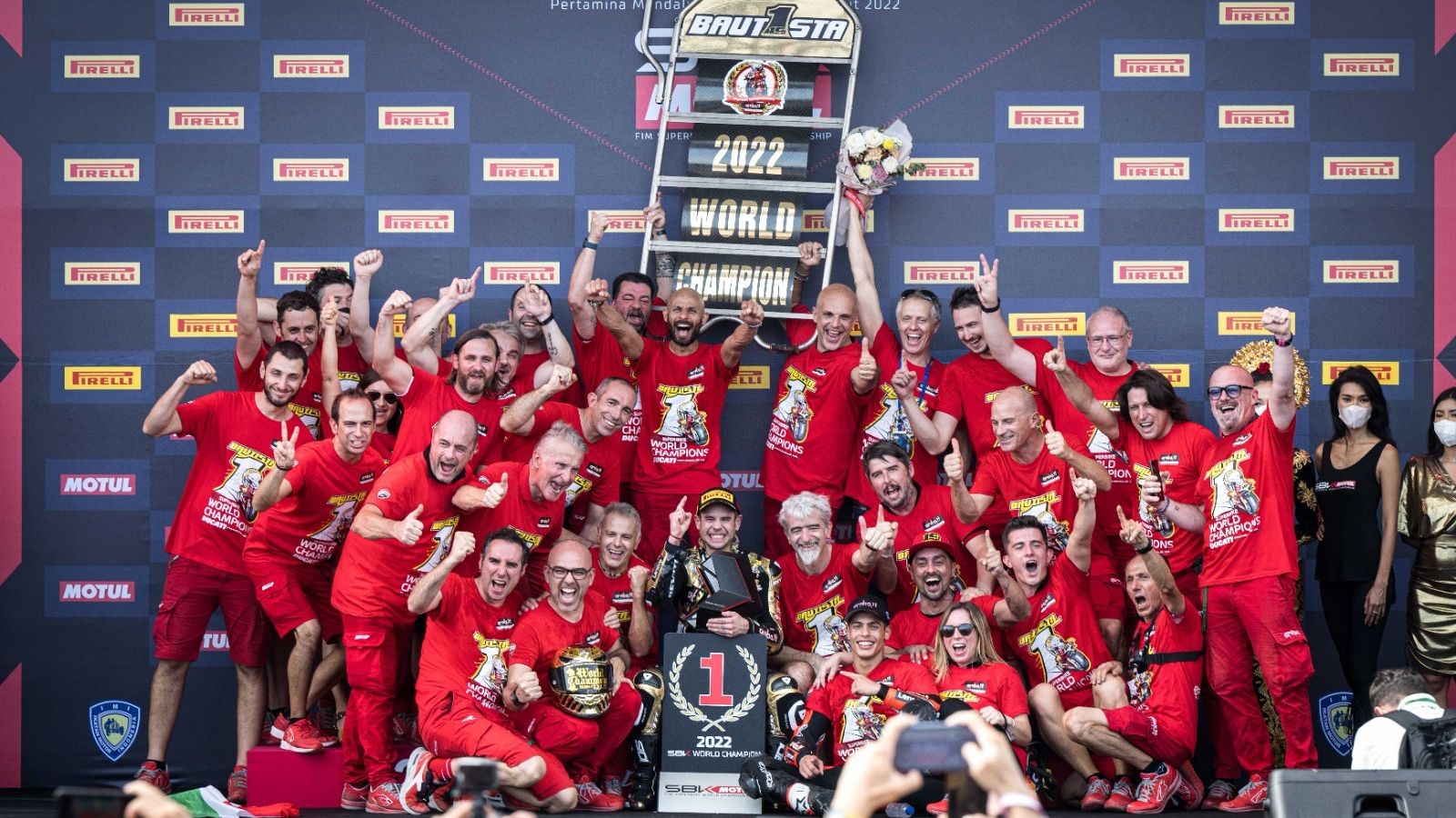 Foto de familia de Baustista y su equipo de Ducati al completo.