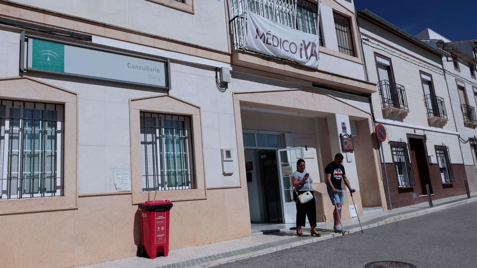 Carteles en el consultorio de Gilena, en la zona básica sanitaria de Estepa, pidiendo más médicos.