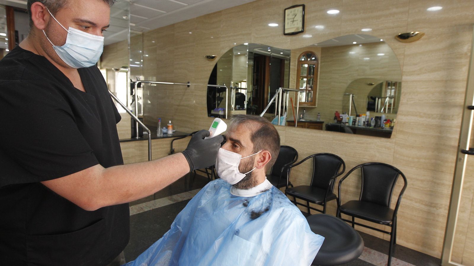 En Peluquería Luis toman la temperatura a los clientes.