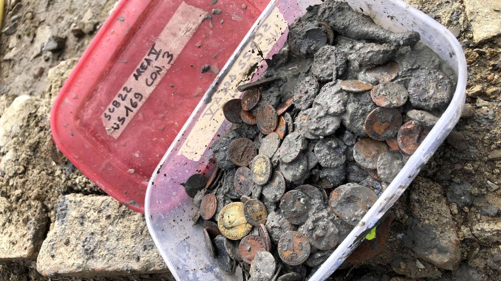 Hallazgo histórico: Así son las estatuas y monedas halladas en Italia entre el barro