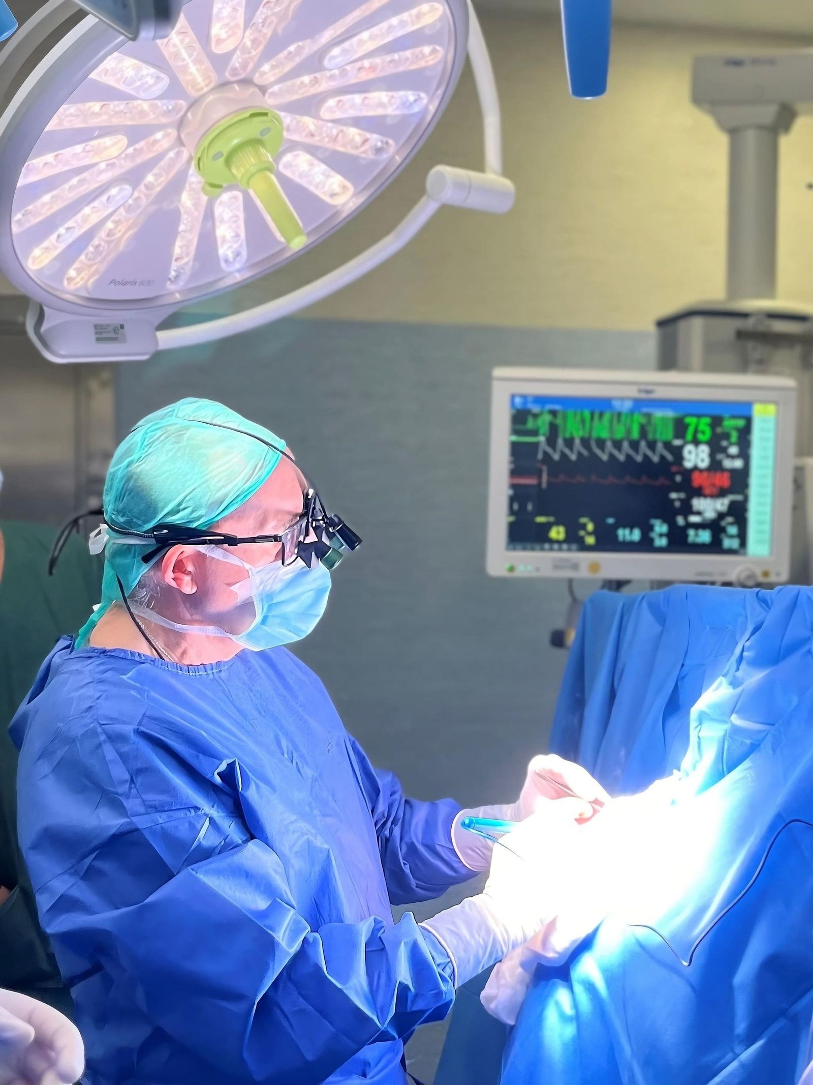 El neurocirujano durante la intervención.