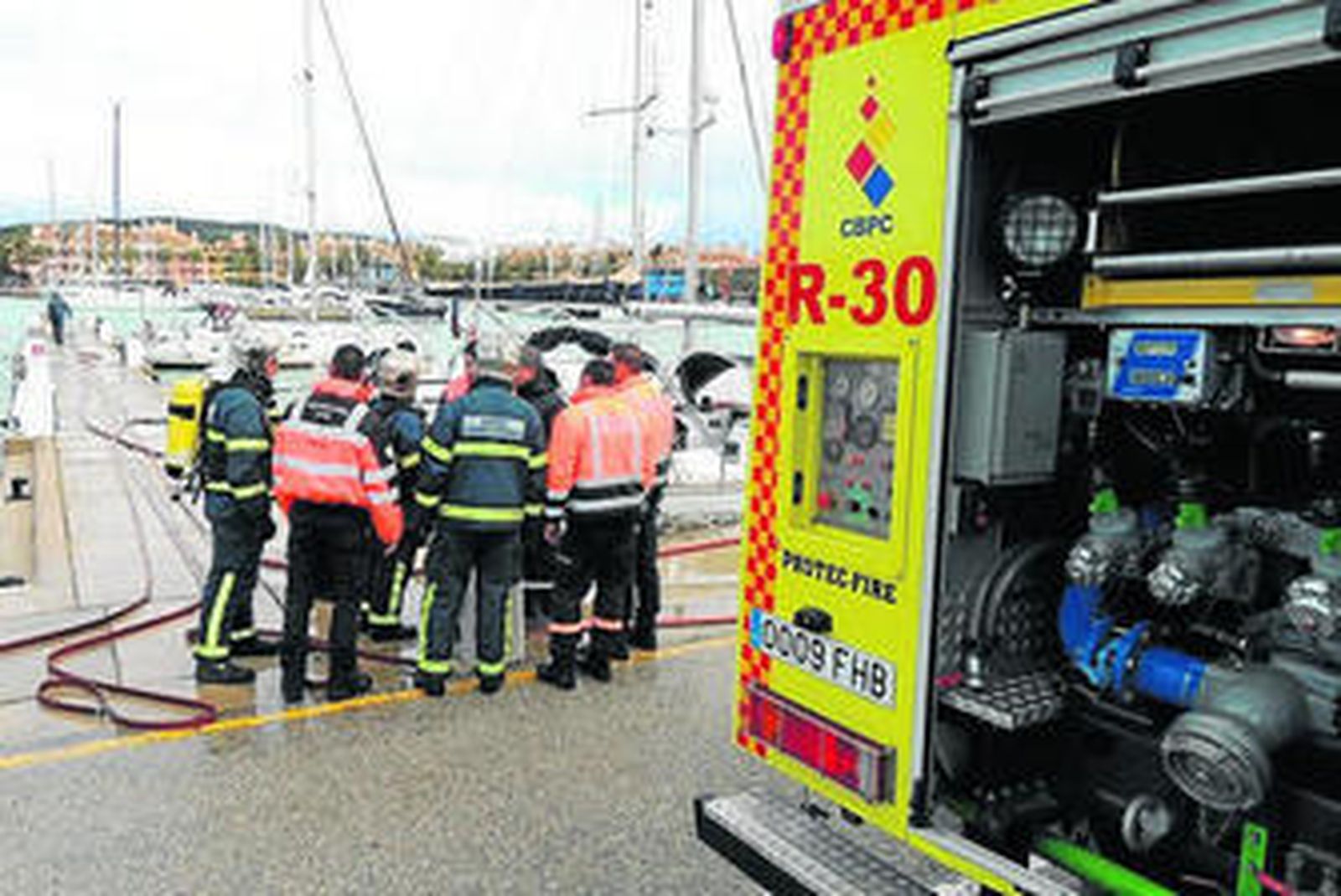 Los efectivos, en el puerto de Sotogrande, ayer.