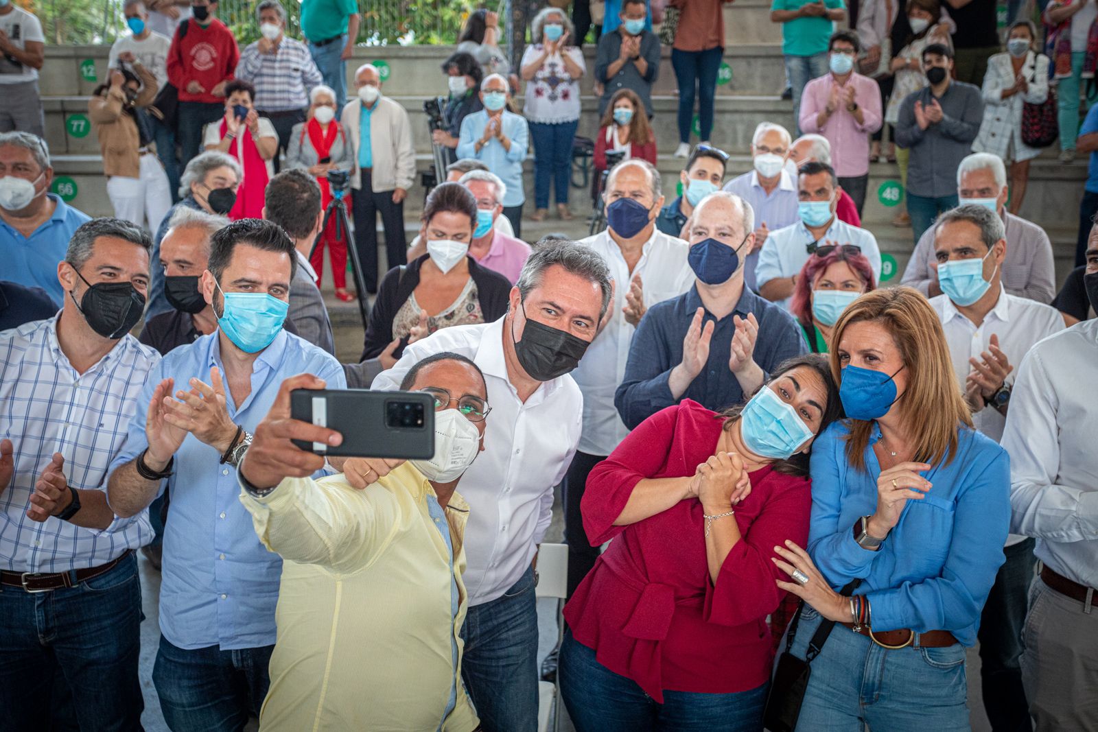 Juan Espadas se retrata con sus seguidores socialistas gaditanos, ayer en Cádiz.