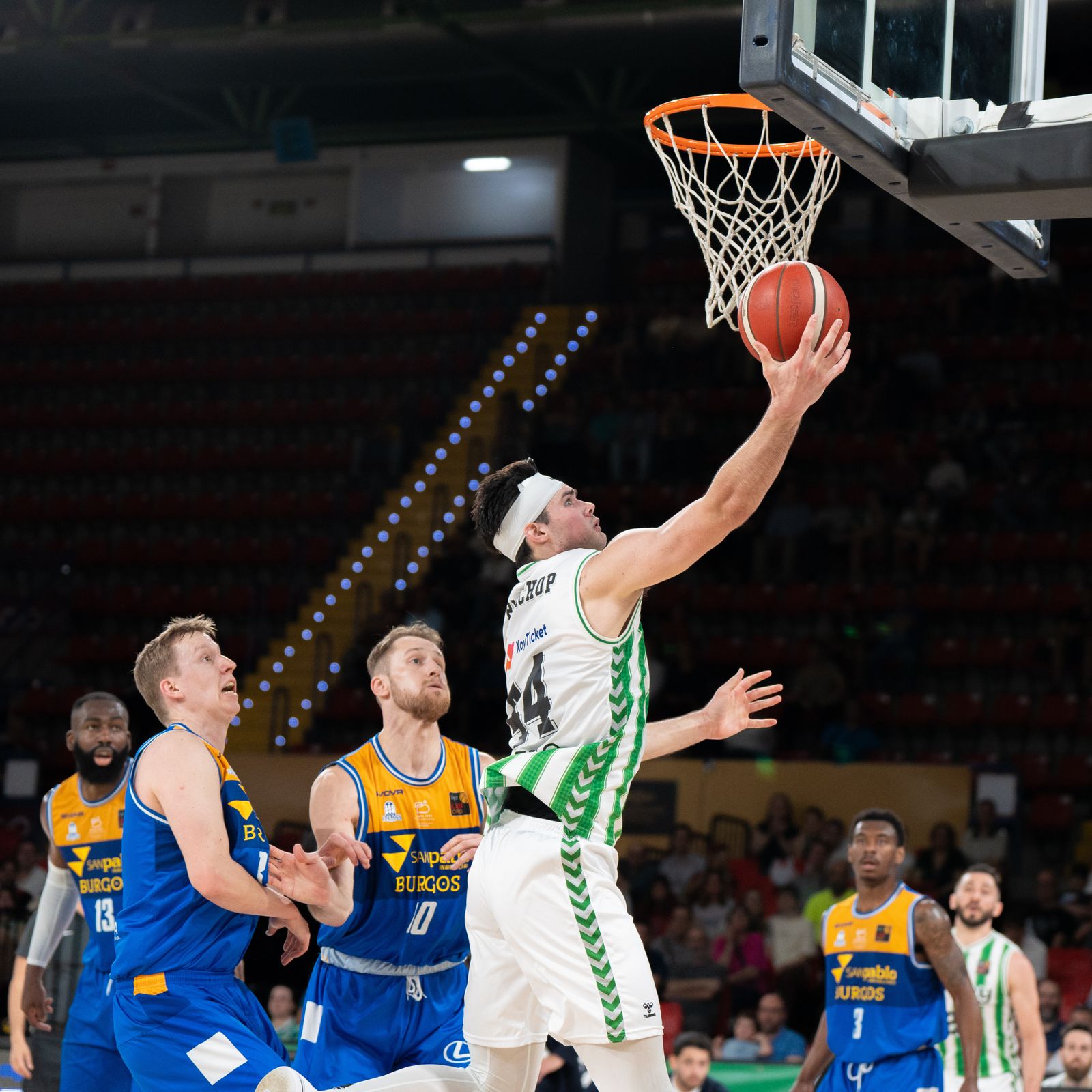 De Bisschop trata de anotar.