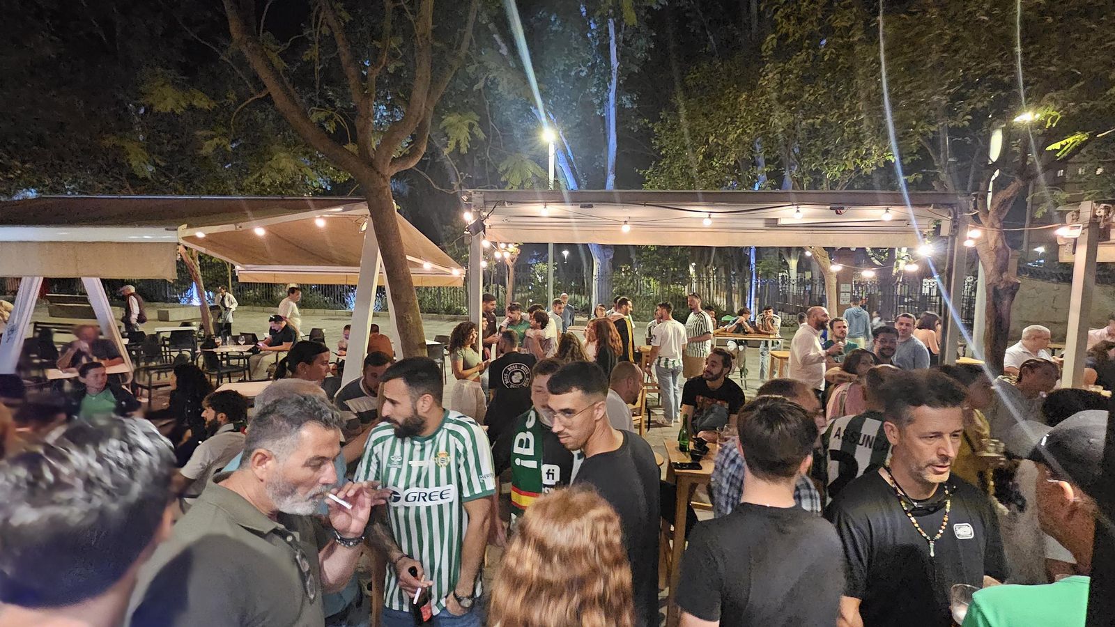 Así vivieron los béticos de Algeciras la final de la Conference League contra el Chelsea en el Botanic