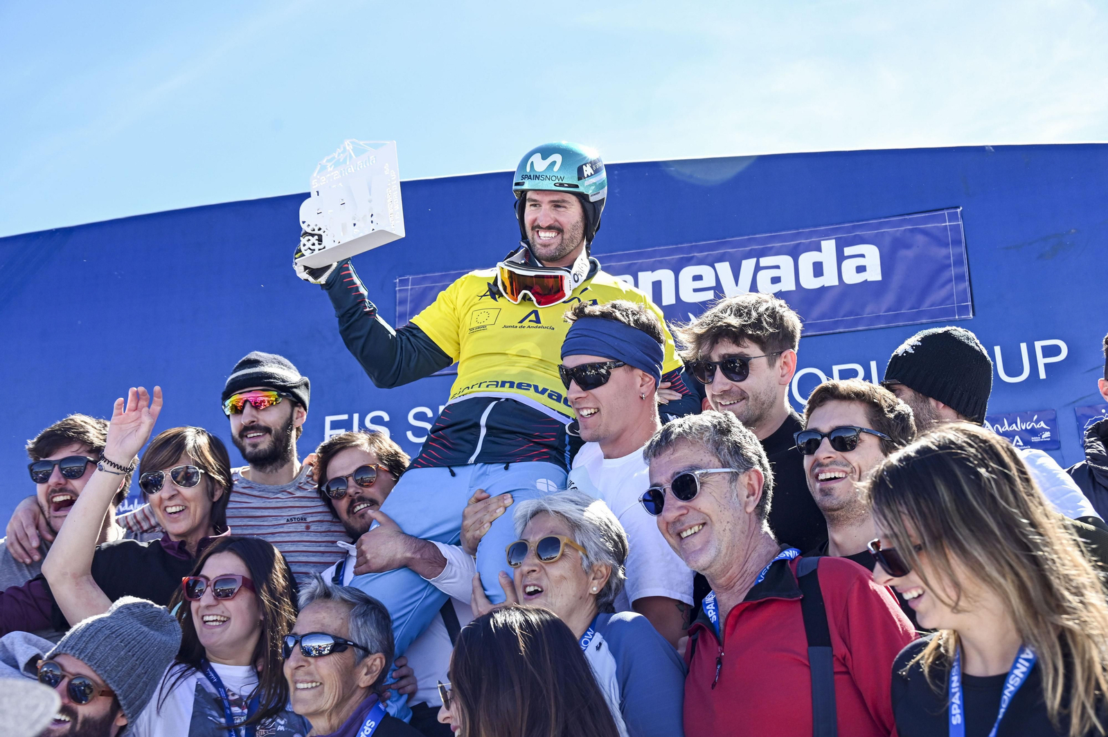 Lucas Eguibar es alzado por sus seguidores tras su triunfo en Sierra Nevada.