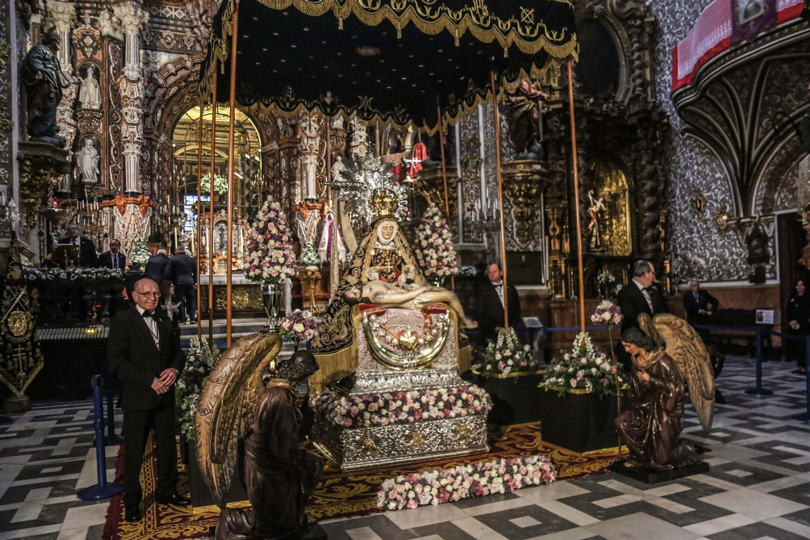 La Virgen de las Angustias, patrona de Granada, repuesta al culto tras su restauración