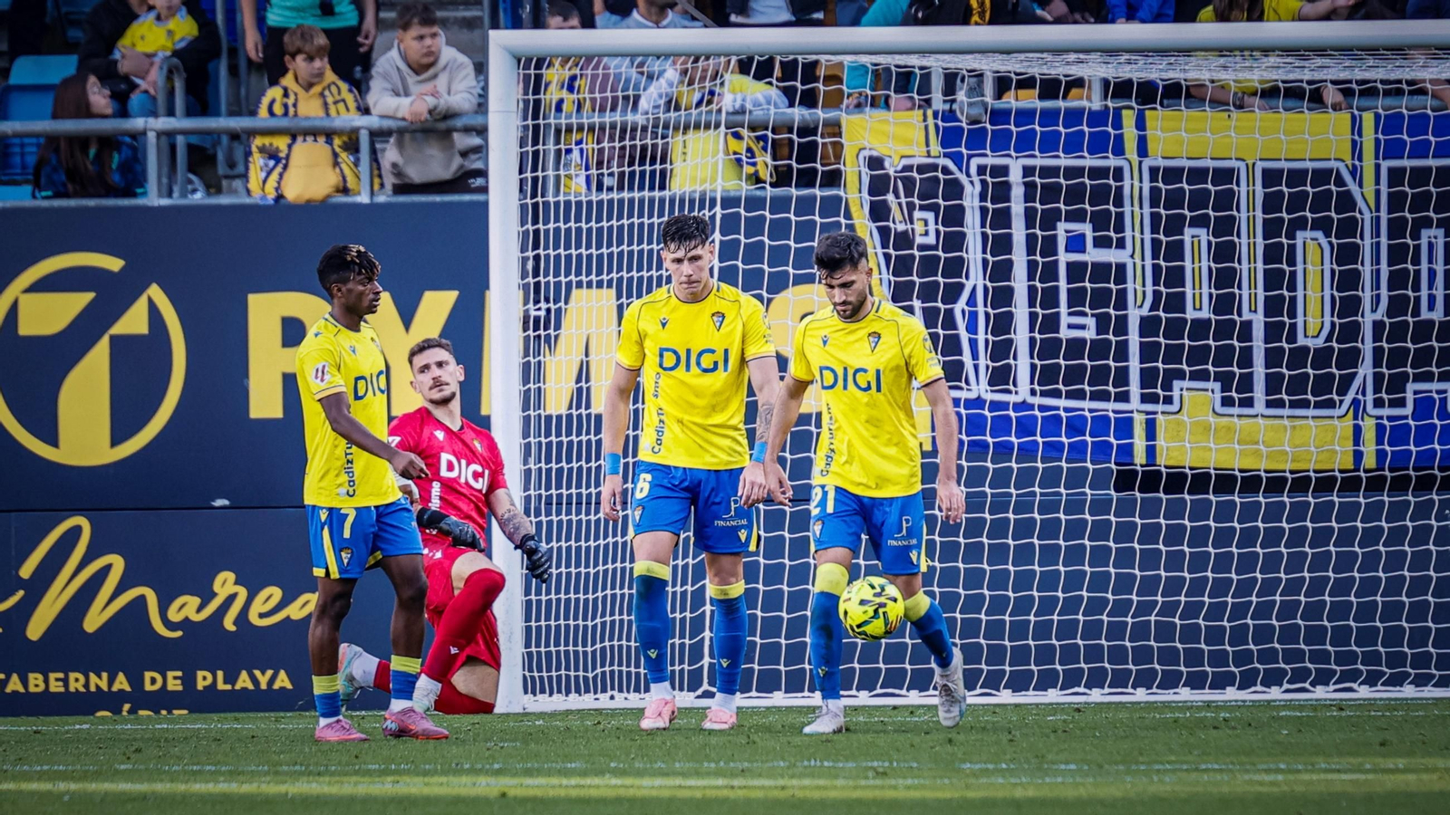 Jugadores del Cádiz desolados tras el gol de la derrota ante el Racing.