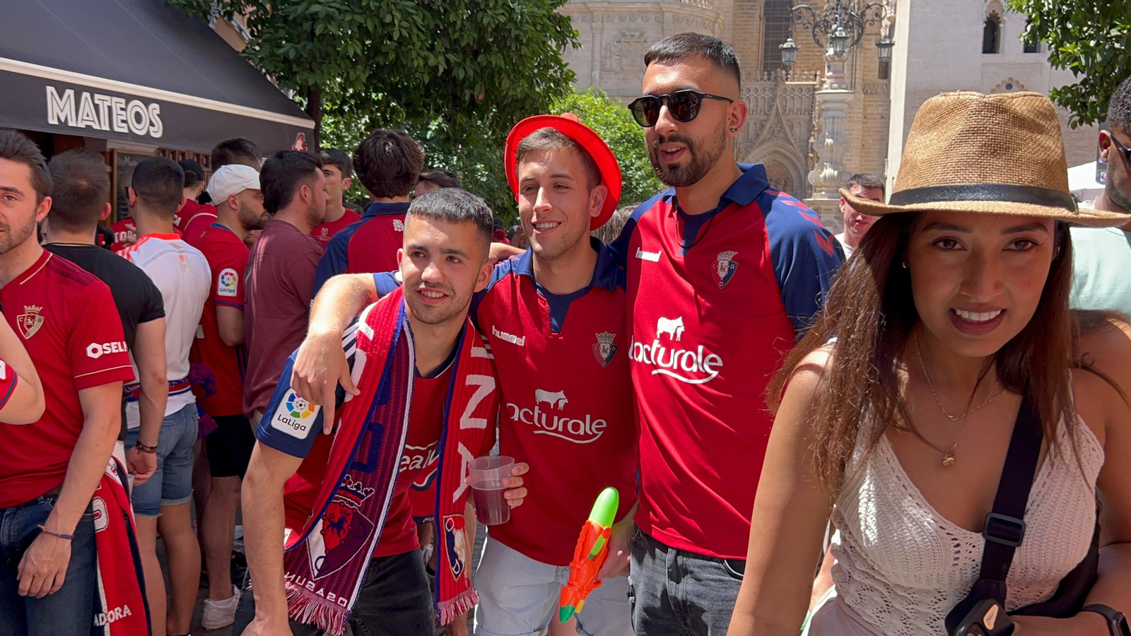 Búscate en la galería gráfica de las aficiones de Osasuna y Real Madrid en Sevilla