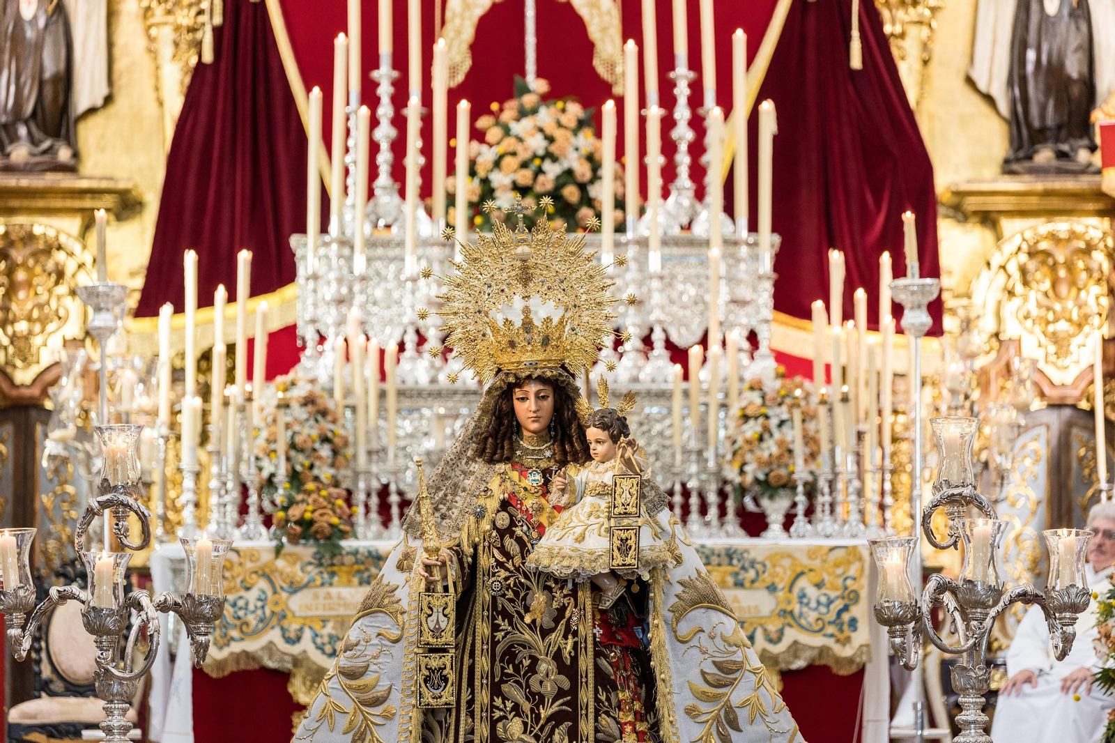 Las imágenes de la función y el besamanos a la Virgen del Carmen en San Fernando