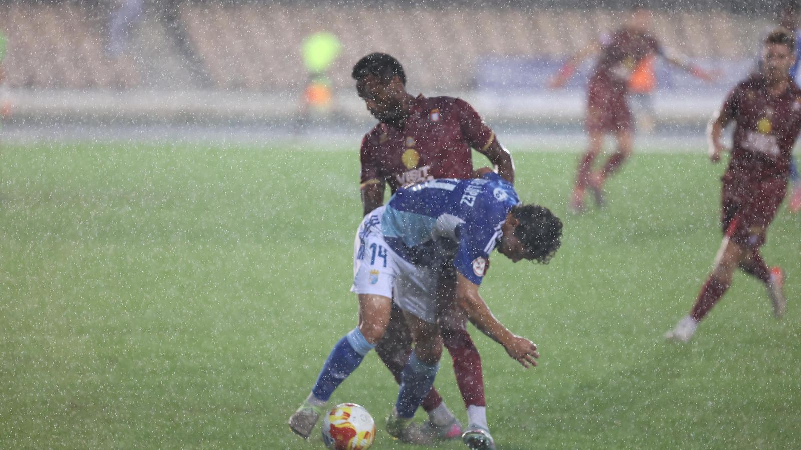 Jaime López aguanta el balón ante su excompañero Fromsa bajo un aguacero.