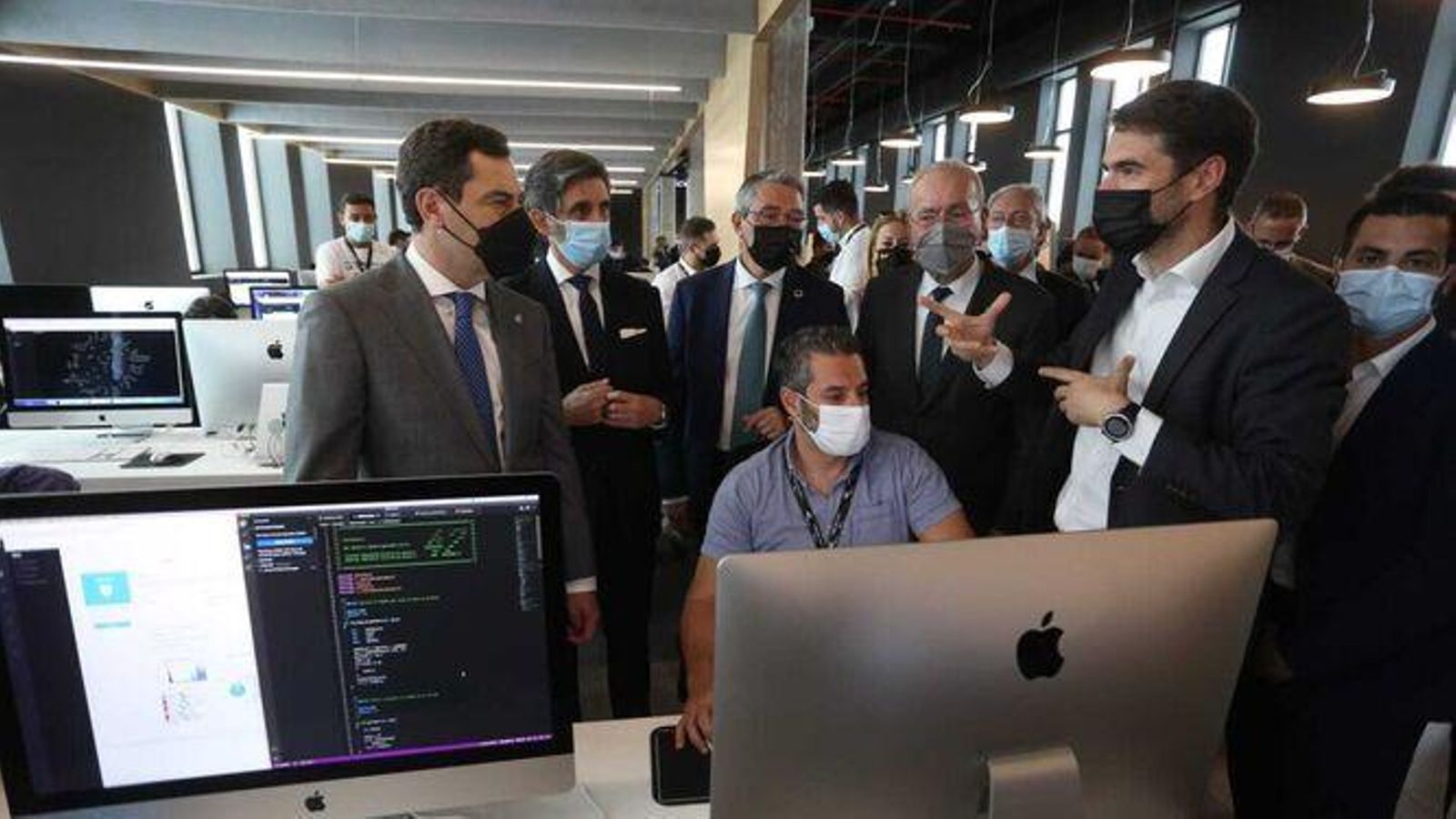 Juanma Moreno, Presidente de la Junta de Andalucía junto a Álvarez-Pallete.