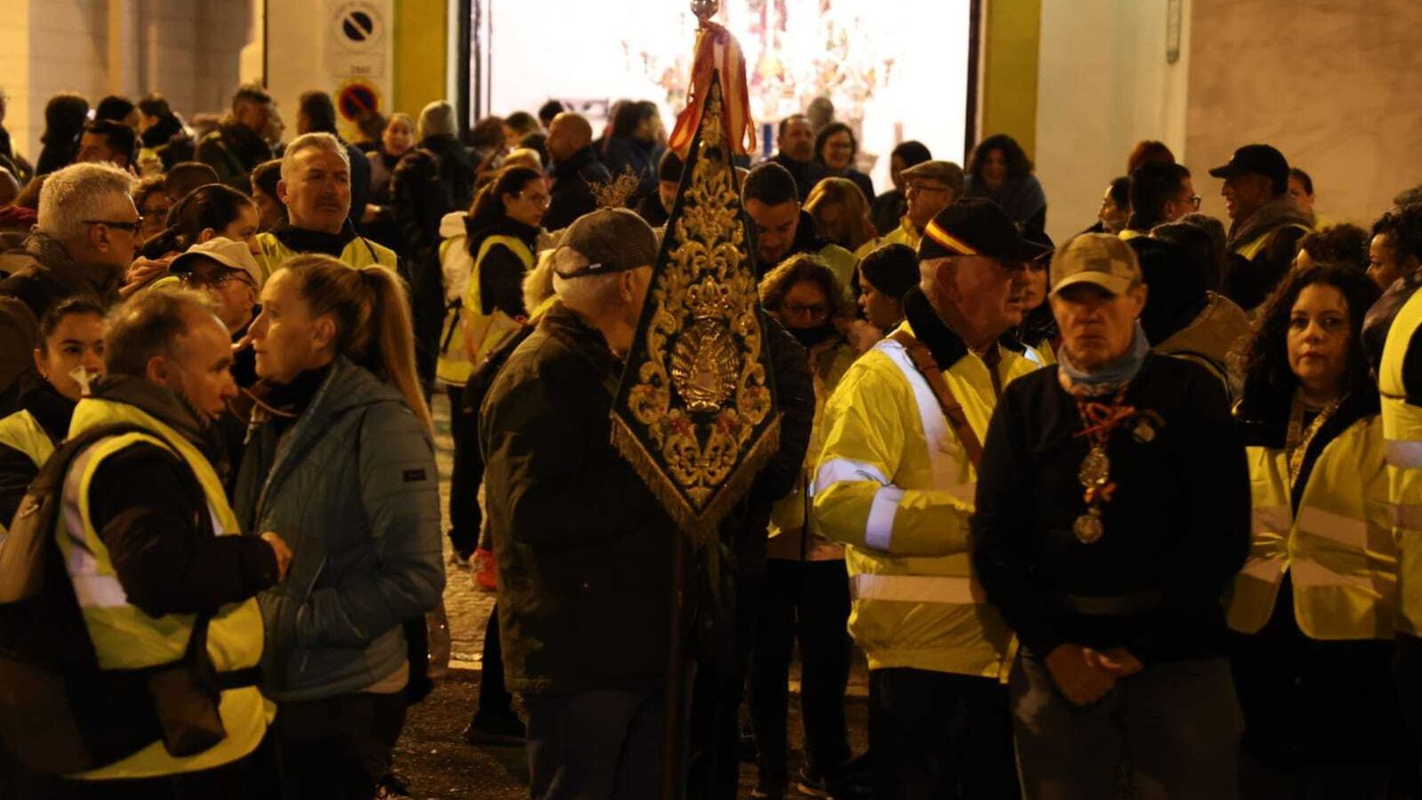 Peregrinos antes de iniciar el camino en la puerta de la hermandad de Emigrantes