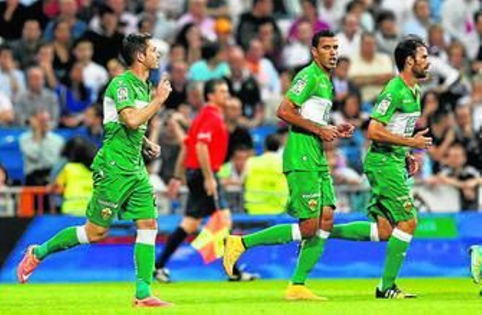 Edu Albácar, a la izquierda, tras marcar al Real Madrid.