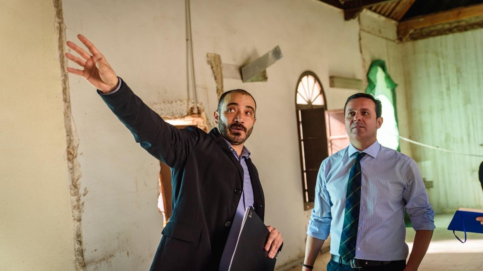 El presidente de Diputación atiende, en una visita al edificio, al arquitecto.