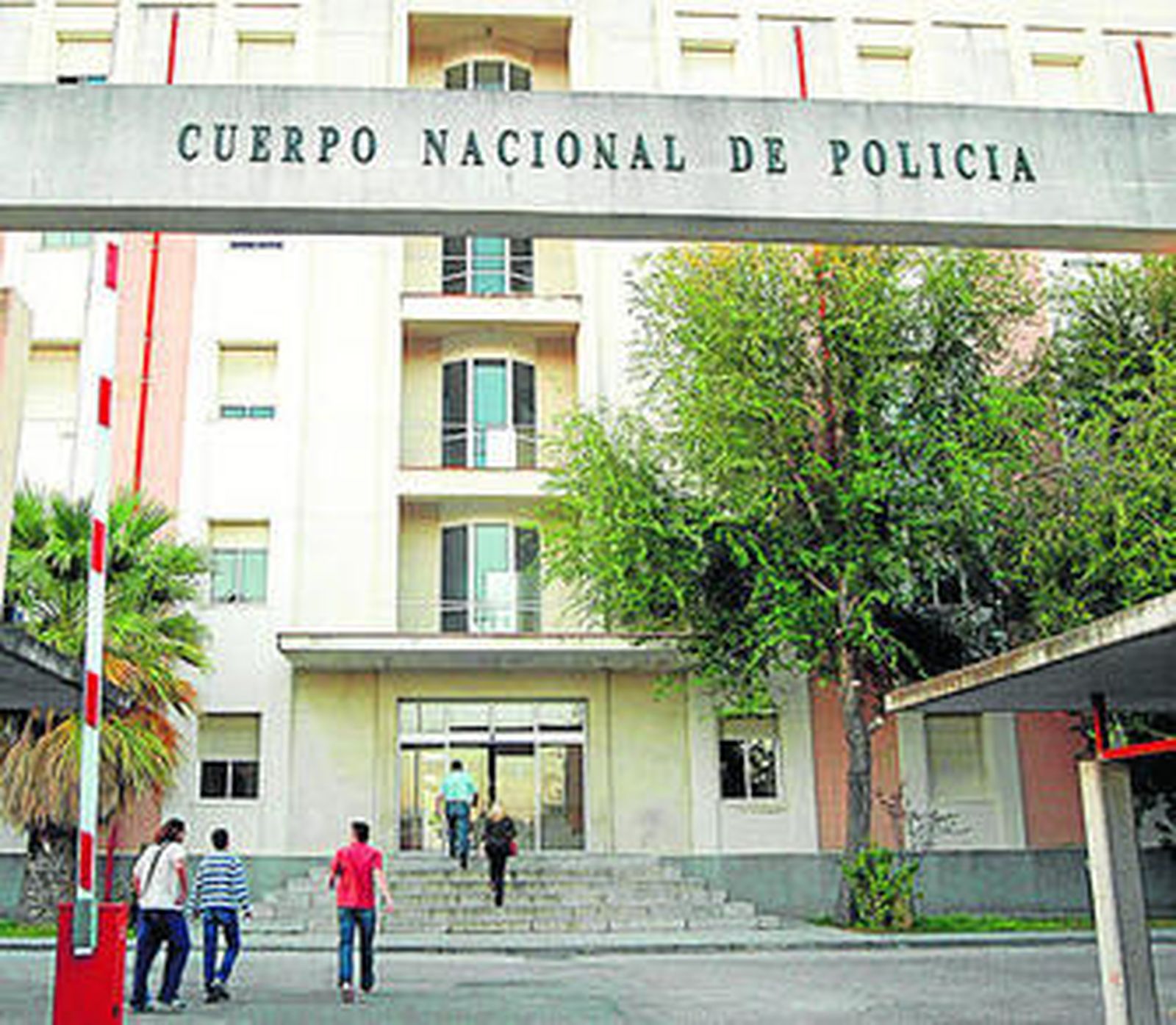 La entrada a uno de los edificios de la Jefatura Superior de Policía.