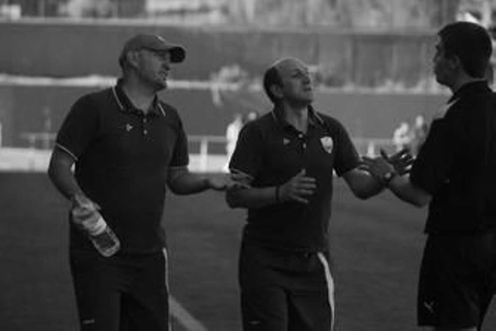 Alfredo Martínez (con gorra), durante el partido de ida en el San Rafael.