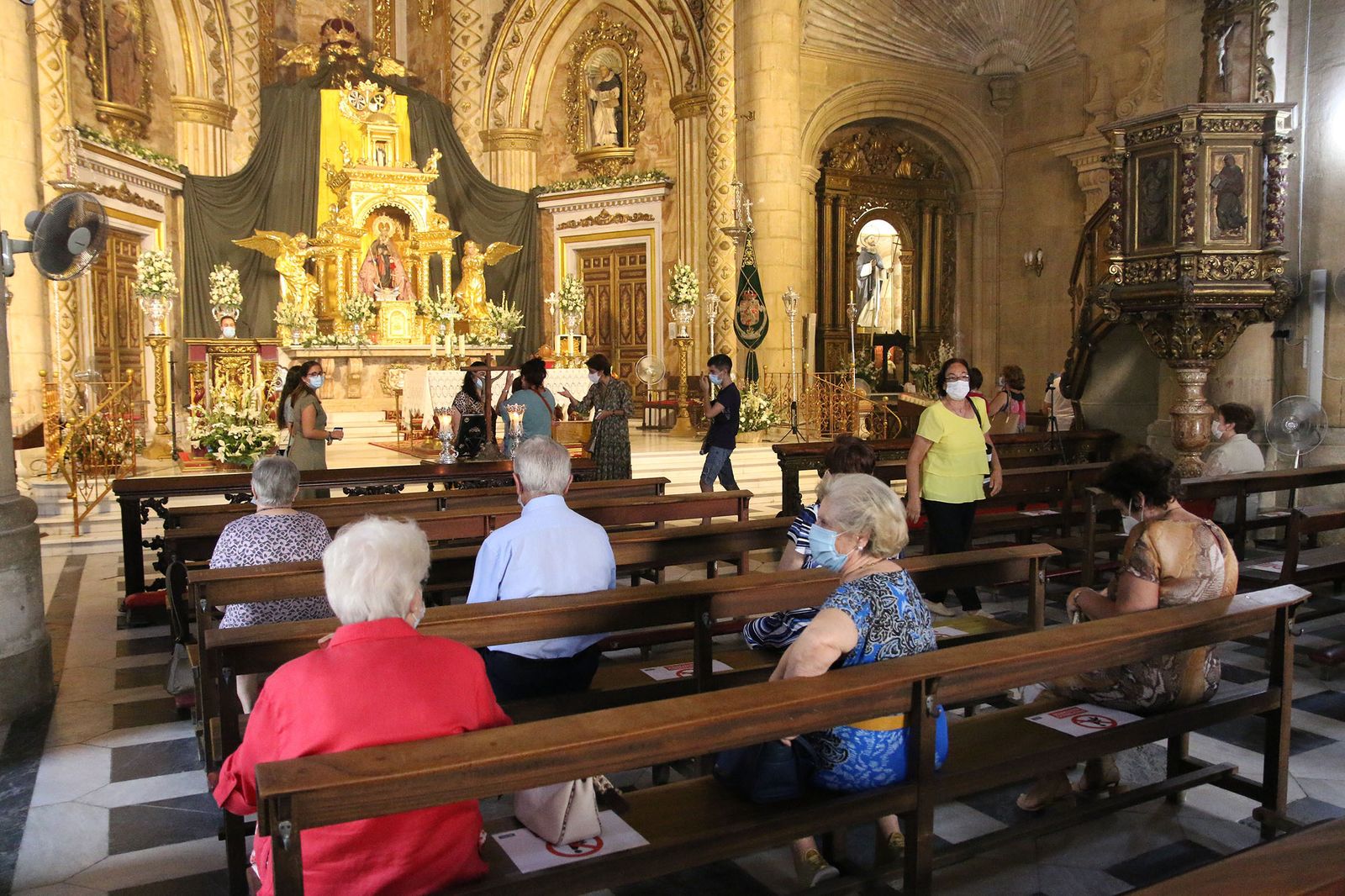 Misa en el santuario de la Virgen del Mar de Almería.