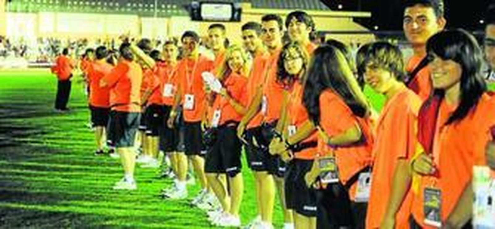 Los voluntarios recibieron una cerrada ovación durante la ceremonia de clausura.