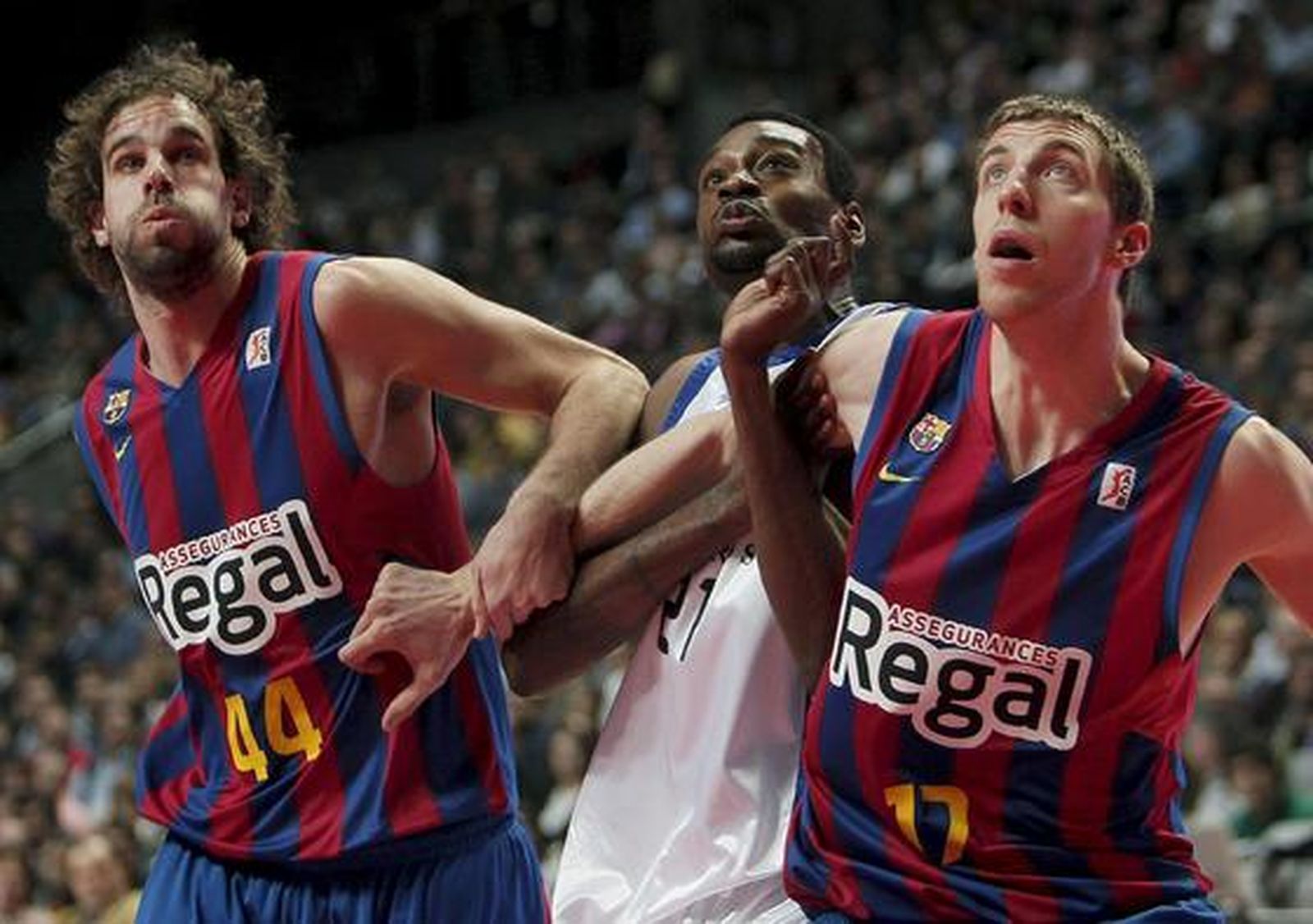 El Barcelona vence en la final de la Copa del Rey ante el Real Madrid por segundo año consecutivo  (68-60). / EFE