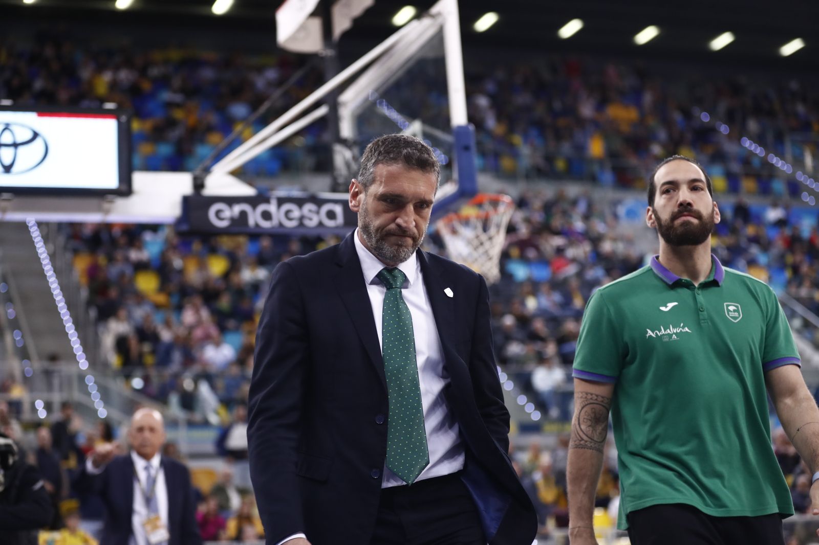 Ibon Navarro se retira al vestuario tras su descalificación en Gran Canaria.