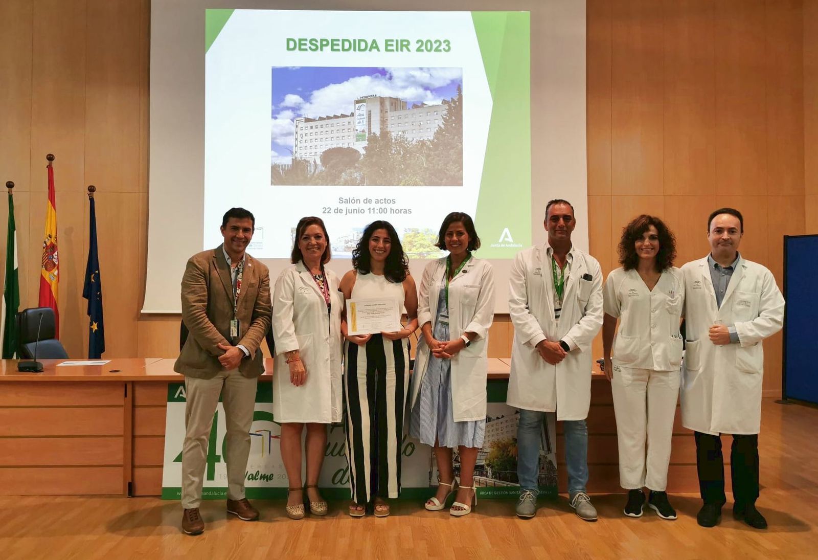 Paola Suárez , la EIR ganadora de esta promoción, con la entrega del premio por parte del equipo directivo, responsables docentes y presidente del Colegio de Enfermería de Sevilla.