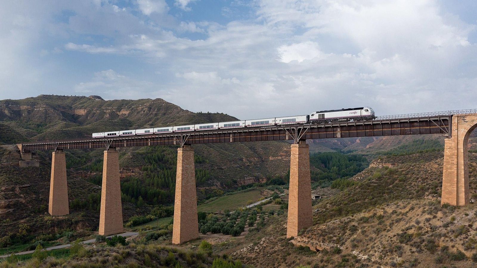 Una de las circulaciones entre Almería y Granada a la altura de Guadix
