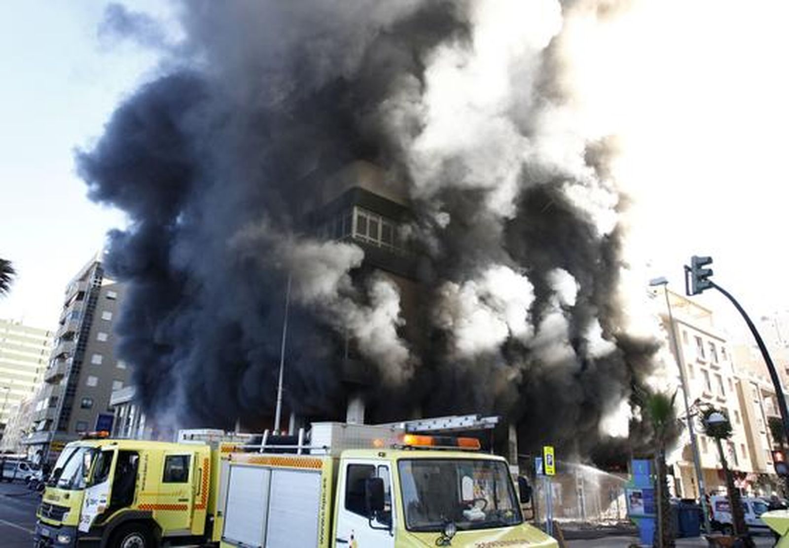 Espectacular incendio en un edificio de la calle Brasil. /Jesús Marín