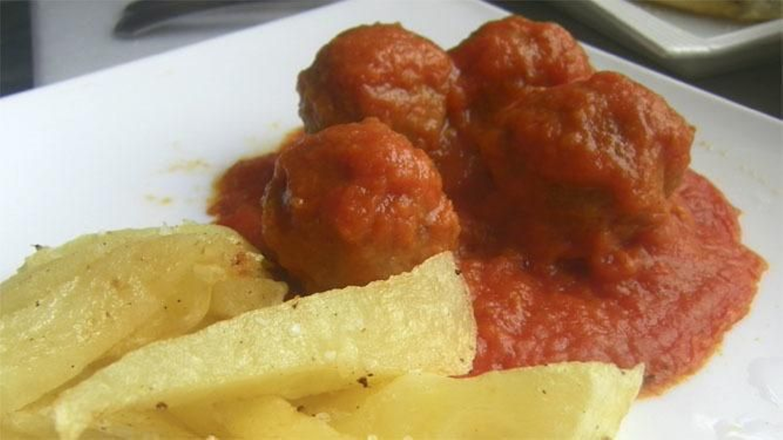 Albóndigas en tomate del bar Nono
