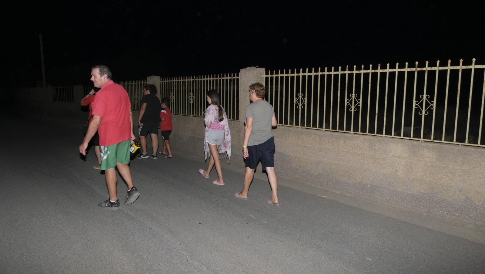 Uno de los grupos de los vecinos sale a patrullar entre los cortijos de La Cañada.