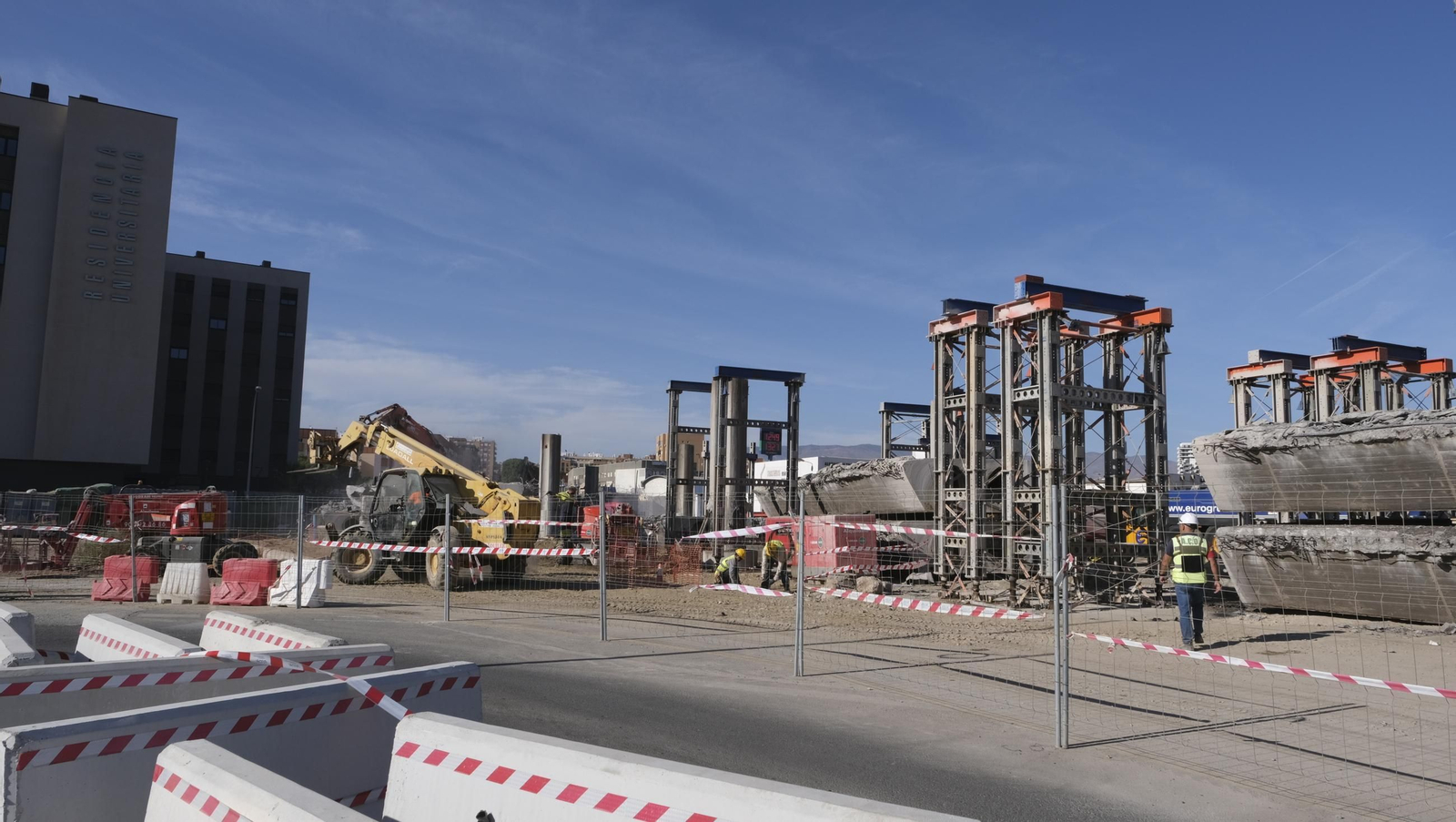 El Puente de la Avenida del Mediterráneo ya es historia, en imágenes