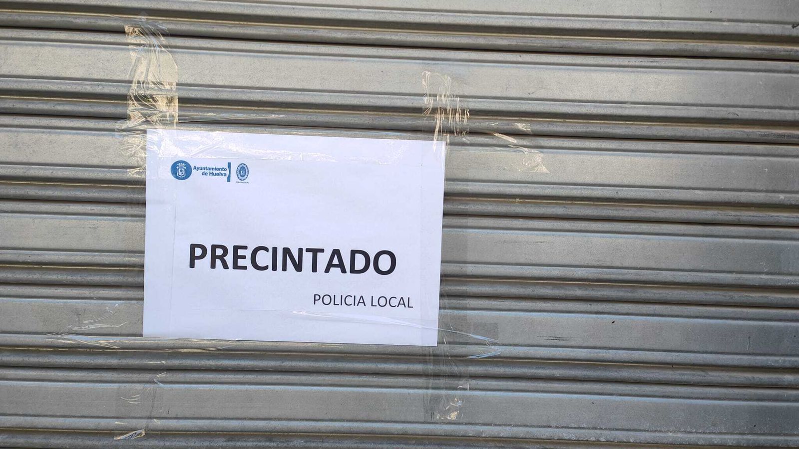 Cartel de precintado de la Policía Local de Huelva.