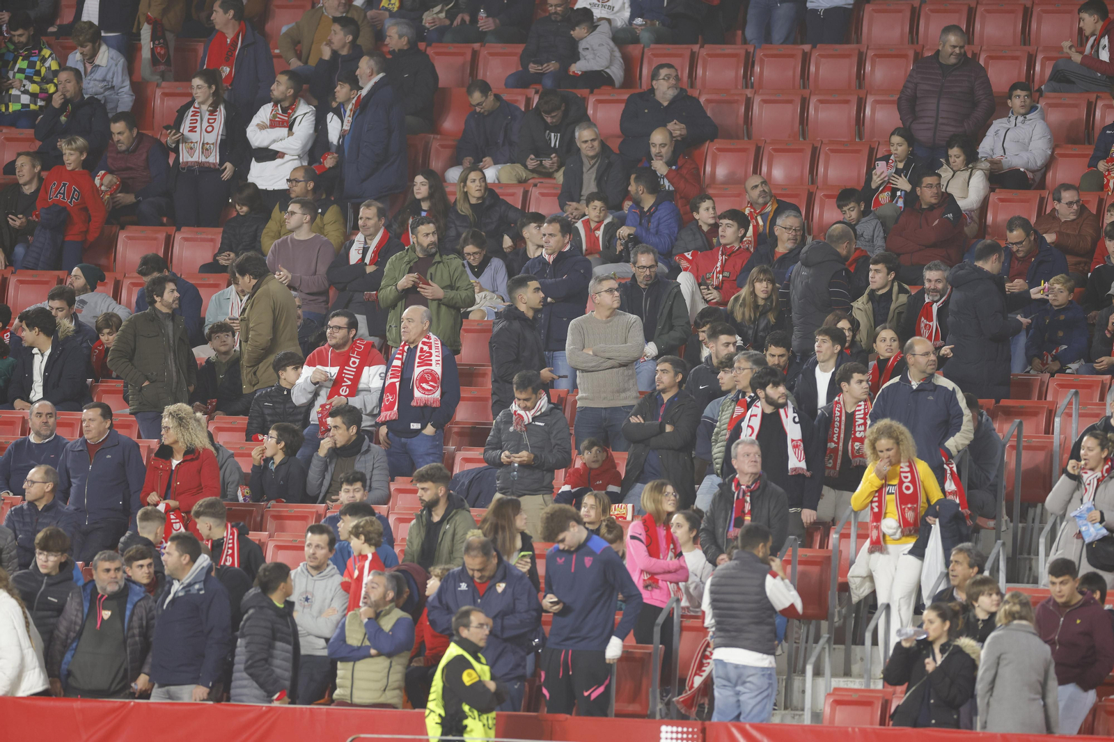 Búscate en las fotos del Sevilla-Fenerbahçe,