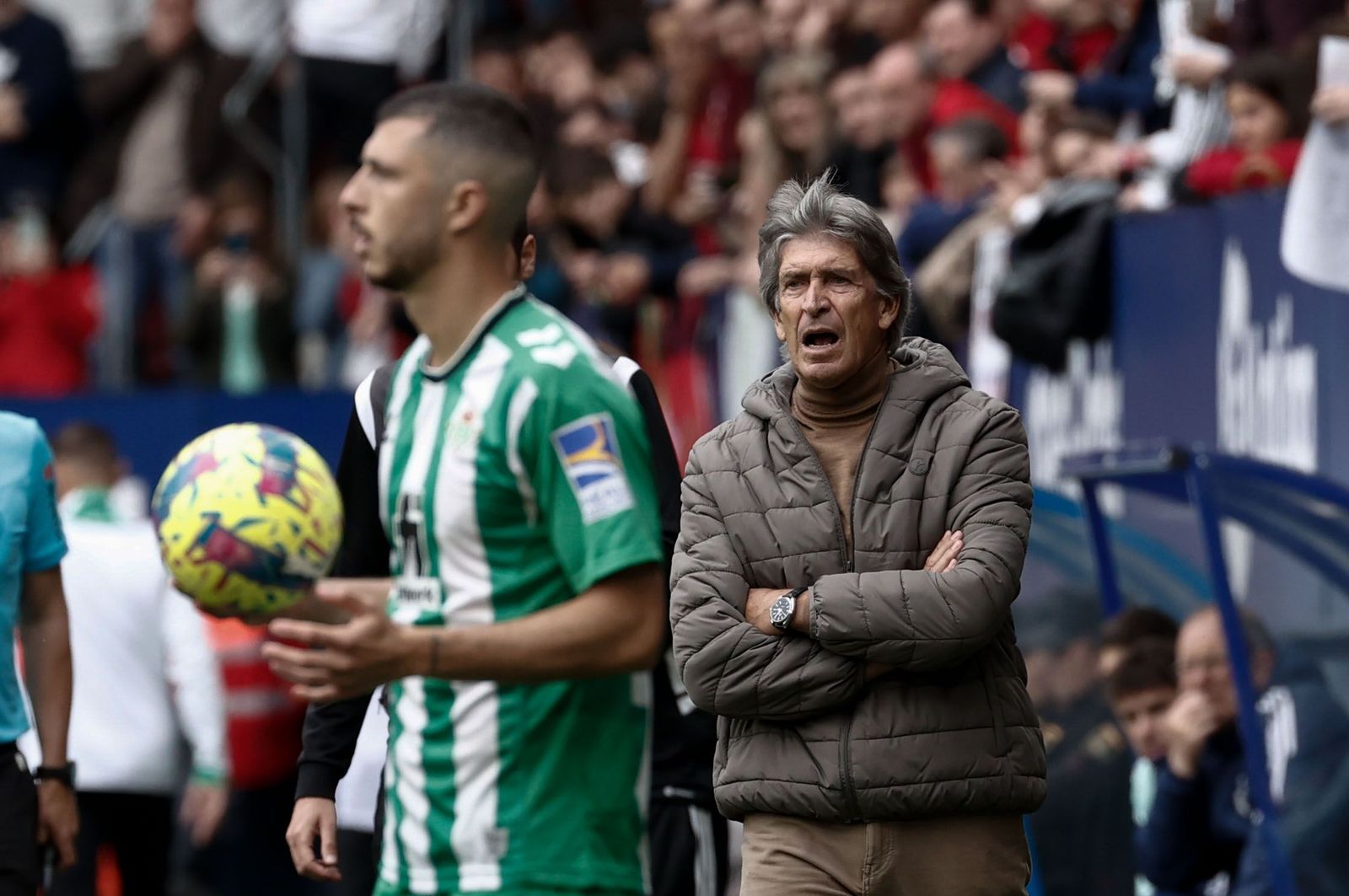 Pellegrini da instrucciones a sus hombres mientras Guido pone el balón en juego.