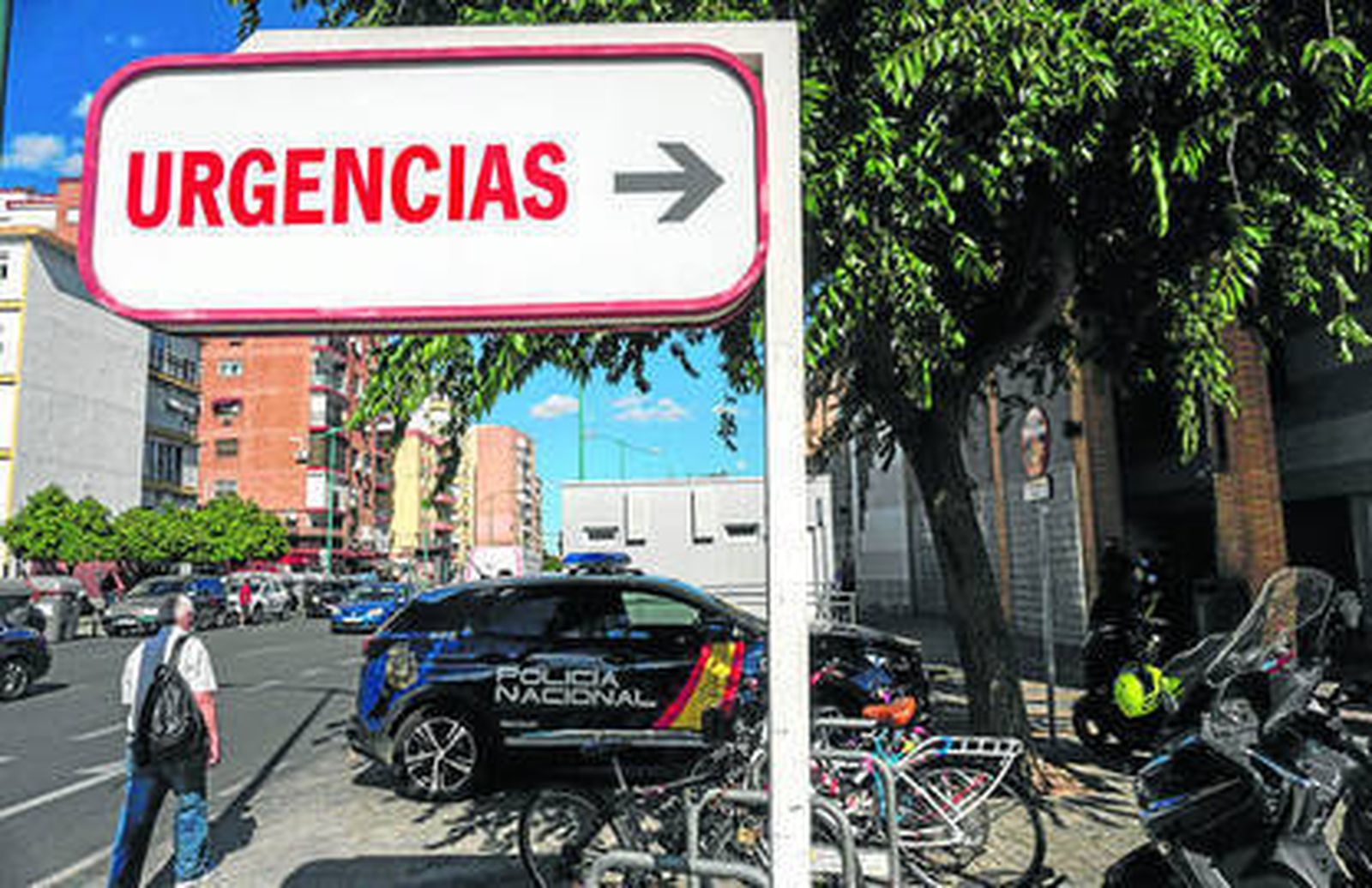 Un patrullero de la Policía Nacional junto a las Urgencias del Macarena.