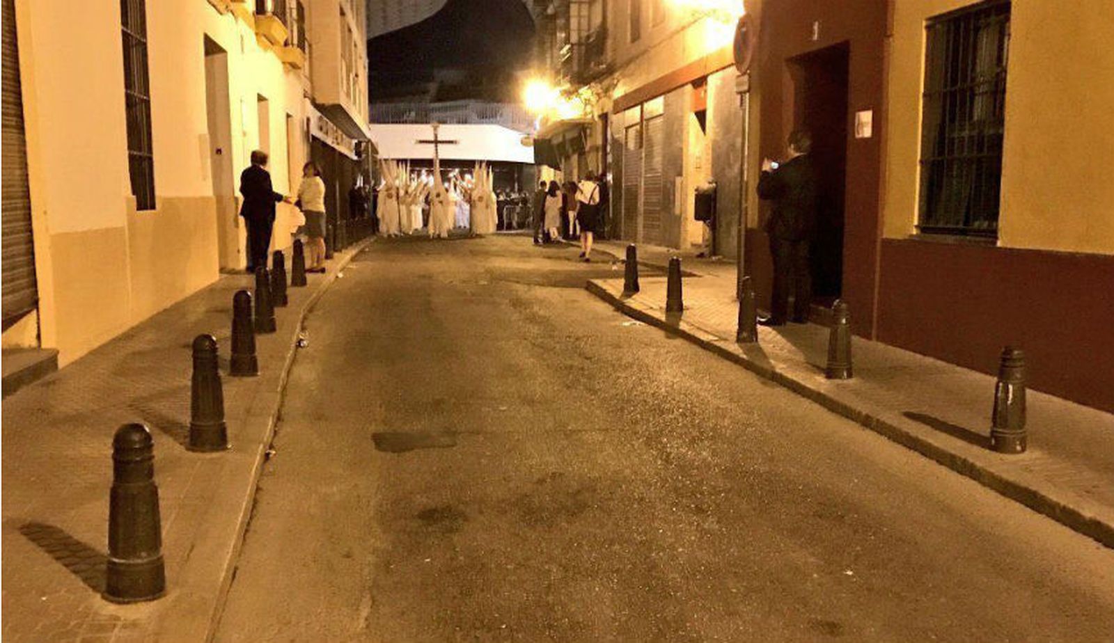 Aspecto desangelado de la calle Alcázares al paso de la Hermandad de La Amargura.